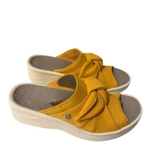 BEEZE Women's Smile Wedge Sandal brand new